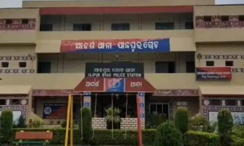 Odisha में किराए के कमरे में छात्र लटका हुआ मिला, आत्महत्या का शक Odisha में किराए के कमरे में छात्र लटका हुआ मिला, आत्महत्या का शक