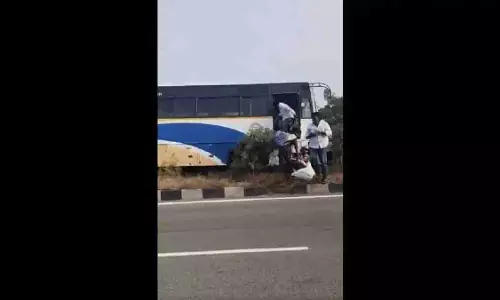 Telangana में हैदराबाद-विजयवाड़ा बस का एक्सीडेंट हो गया Telangana में हैदराबाद-विजयवाड़ा बस का एक्सीडेंट हो गया