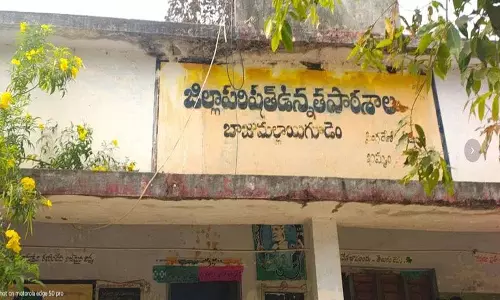 Khammam में बाजुमलाईगुडेम सरकारी स्कूल में आंतरिक उथल-पुथल