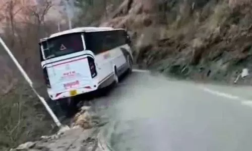 Kullu में पार्वती नदी के पास बस फिसलने से पर्यटकों की जान बाल-बाल बची Kullu में पार्वती नदी के पास बस फिसलने से पर्यटकों की जान बाल-बाल बची
