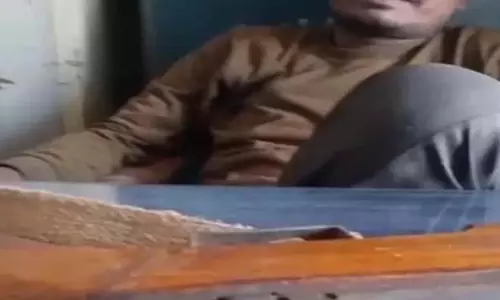 बंदूक लेकर स्कूल पहुंचने वाले प्रधान पाठक पर कड़ी कार्रवाई, तीन वेतनवृद्धि रोकी गई बंदूक लेकर स्कूल पहुंचने वाले प्रधान पाठक पर कड़ी कार्रवाई, तीन वेतनवृद्धि रोकी गई