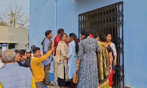 स्कूल छात्रों के सीएम की मीटिंग में शामिल होने के बाद बीजेपी का विरोध प्रदर्शन, हुगली DI Office में हंगामा स्कूल छात्रों के सीएम की मीटिंग में शामिल होने के बाद बीजेपी का विरोध प्रदर्शन, हुगली DI Office में हंगामा