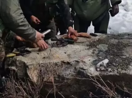 Jammu-Kashmir:बड़ी तबाही की साजिश फेल, हथियार बरामद Jammu-Kashmir:बड़ी तबाही की साजिश फेल, हथियार बरामद