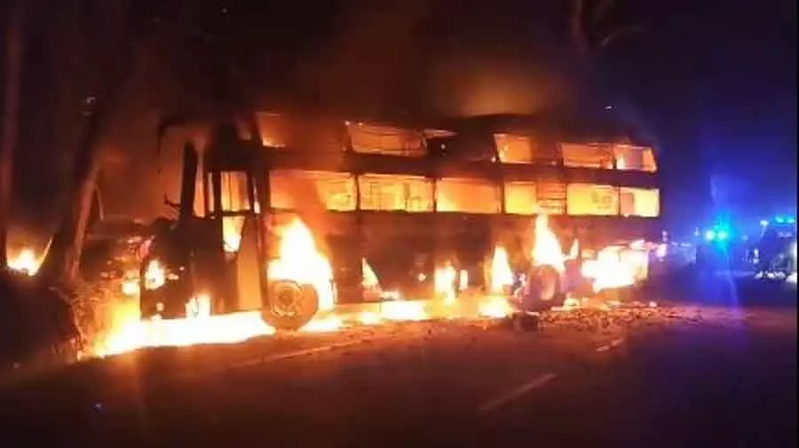 Shivamogga के जंगल में बेंगलुरु जा रही स्लीपर बस में आग लगने से 40 से ज़्यादा लोग बाल-बाल बचे Shivamogga के जंगल में बेंगलुरु जा रही स्लीपर बस में आग लगने से 40 से ज़्यादा लोग बाल-बाल बचे