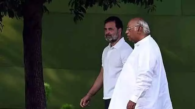 Jharkhand कांग्रेस में असंतोष भड़का: विधायक मंत्रियों के खिलाफ हुए, हाईकमान से शिकायत की Jharkhand कांग्रेस में असंतोष भड़का: विधायक मंत्रियों के खिलाफ हुए, हाईकमान से शिकायत की