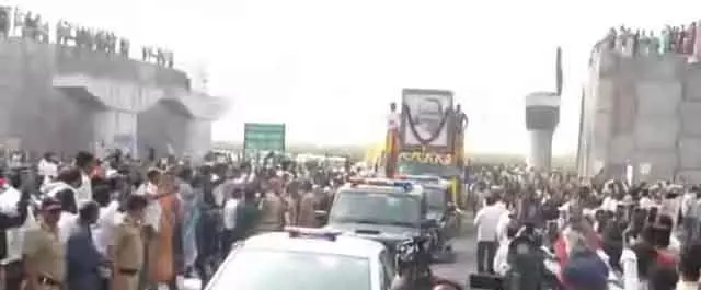 Ajit Pawar की अंतिम यात्रा लोगों ने सड़कों पर फूल बरसाकर उन्हें विदाई दी Ajit Pawar की अंतिम यात्रा लोगों ने सड़कों पर फूल बरसाकर उन्हें विदाई दी