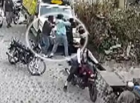 टीचर को बनाया निशाना, नकाबपोश हमलावरों ने किए 30 से ज्यादा वार टीचर को बनाया निशाना, नकाबपोश हमलावरों ने किए 30 से ज्यादा वार