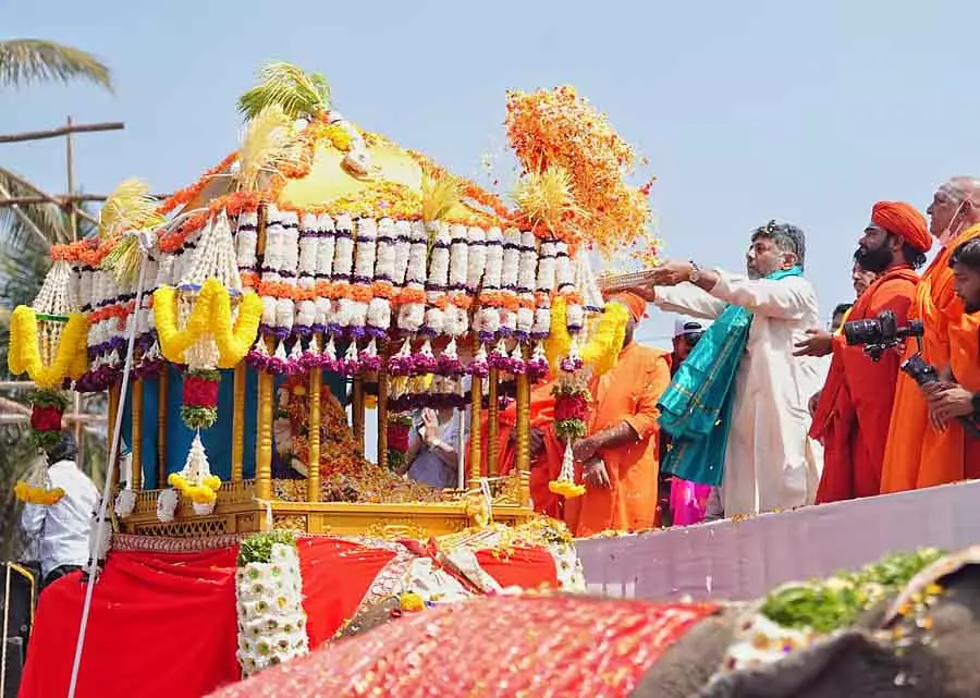 DCM ने कनकत्सवम लॉन्च किया: बड़े उत्साह के साथ जुलूस निकाला गया DCM ने कनकत्सवम लॉन्च किया: बड़े उत्साह के साथ जुलूस निकाला गया