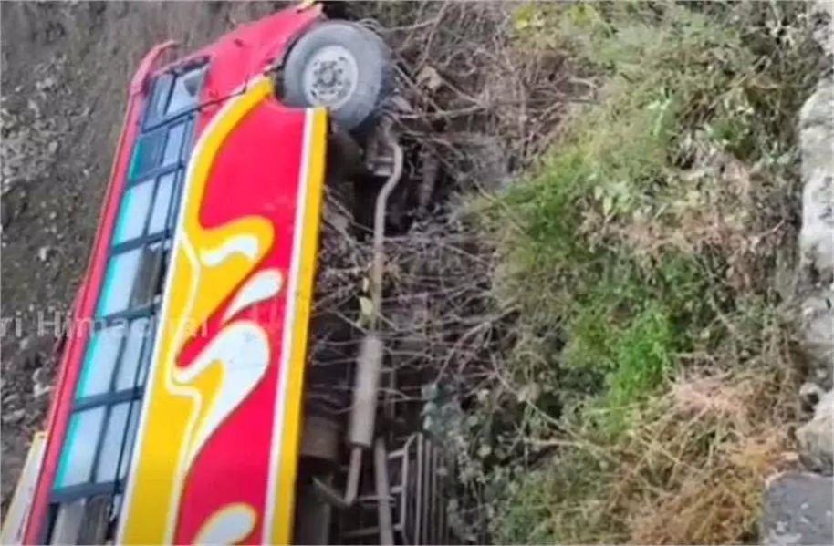 Himachal Accident: खाई में गिरी निजी बस, चालक और परिचालक सहित चार घायल Himachal Accident: खाई में गिरी निजी बस, चालक और परिचालक सहित चार घायल