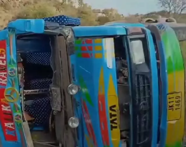 Jammu-Kashmir : भीषण हादसा, मैटाडोर पलटते ही मची अफरा-तफरी Jammu-Kashmir : भीषण हादसा, मैटाडोर पलटते ही मची अफरा-तफरी