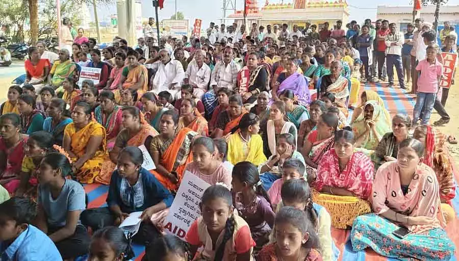 Shira : हमारे गांव के सरकारी स्कूल को बचाओ विरोध प्रदर्शन Shira : हमारे गांव के सरकारी स्कूल को बचाओ विरोध प्रदर्शन