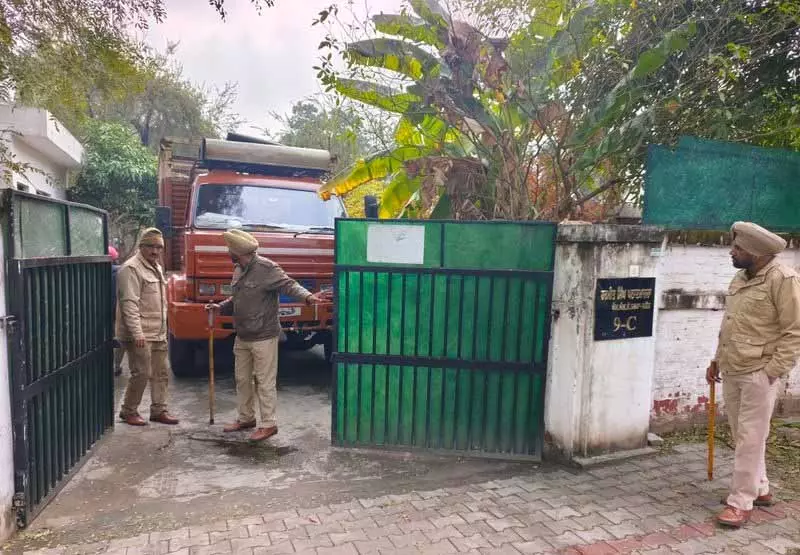 Punjab के अधिकारियों ने भगोड़े सनाउर विधायक पठानमाजरा के परिवार को सरकारी घर से निकाल दिया Punjab के अधिकारियों ने भगोड़े सनाउर विधायक पठानमाजरा के परिवार को सरकारी घर से निकाल दिया