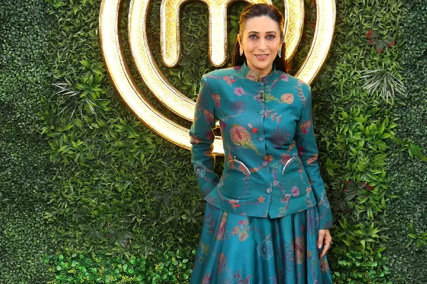 Karisma Kapoor ने शेफ कुणाल कपूर संग ‘मिर्ची लगी’ पर किया डांस Karisma Kapoor ने शेफ कुणाल कपूर संग ‘मिर्ची लगी’ पर किया डांस