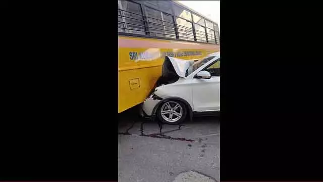 Bengaluru : सिग्नल से बचने की कोशिश में एक कार स्कूल बस से टकरा गई Bengaluru : सिग्नल से बचने की कोशिश में एक कार स्कूल बस से टकरा गई
