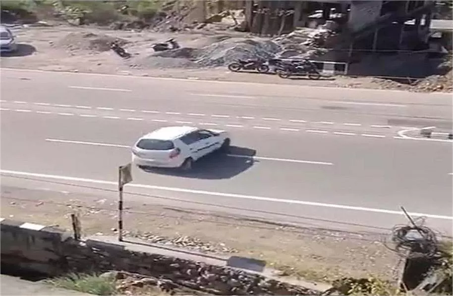 Himachal Pradesh: रील के चक्कर में स्टंटबाजी पड़ी महंगी, 18,500 का कटा चालान Himachal Pradesh: रील के चक्कर में स्टंटबाजी पड़ी महंगी, 18,500 का कटा चालान