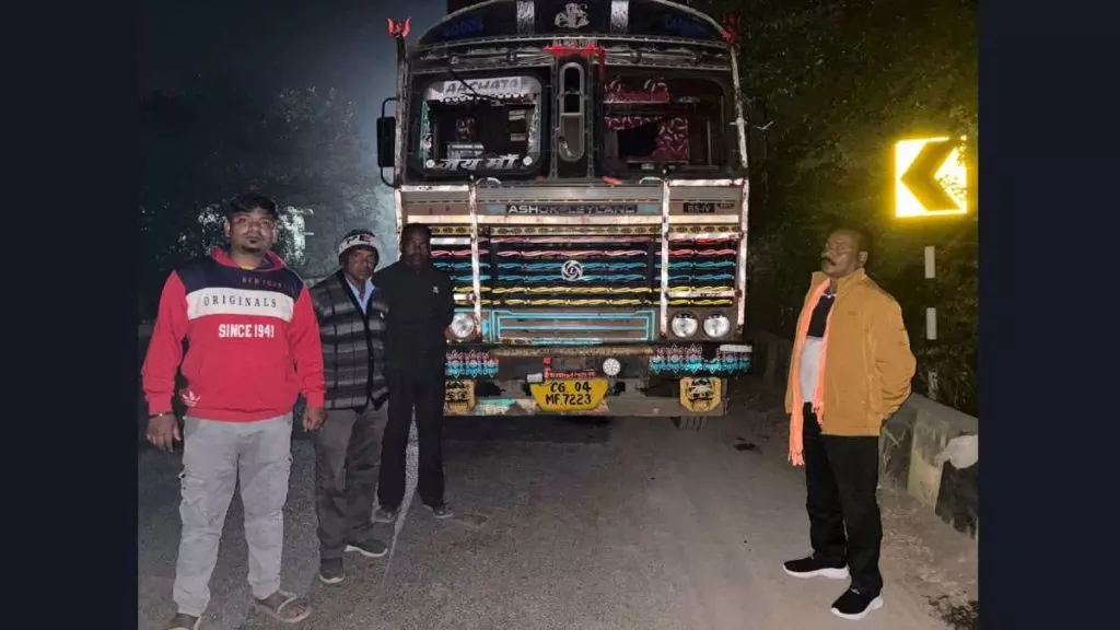 नाकेबंदी से धान का अवैध परिवहन नाकाम, महासमुंद में ट्रक पकड़ा गया नाकेबंदी से धान का अवैध परिवहन नाकाम, महासमुंद में ट्रक पकड़ा गया