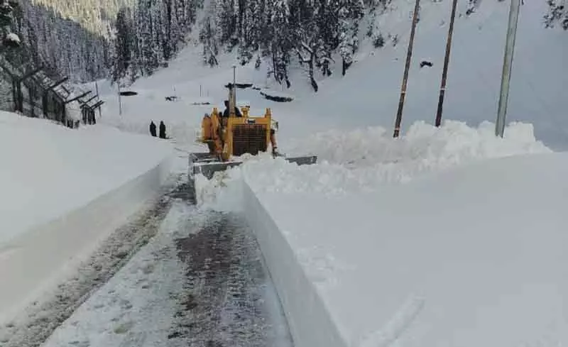 Shopian में अधिकारियों ने बर्फ हटाने का काम तेज किया Shopian में अधिकारियों ने बर्फ हटाने का काम तेज किया