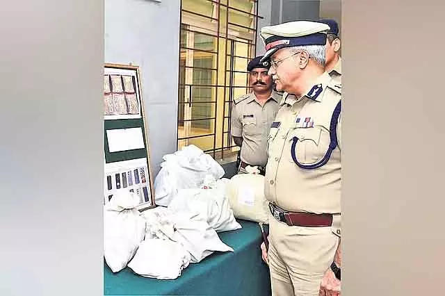 Bengaluru : थाईलैंड से ड्रग्स तस्करी करने वाले गिरोह का भंडाफोड़, 4 करोड़ की ड्रग्स ज़ब्त, 10 गिरफ्तार Bengaluru : थाईलैंड से ड्रग्स तस्करी करने वाले गिरोह का भंडाफोड़, 4 करोड़ की ड्रग्स ज़ब्त, 10 गिरफ्तार