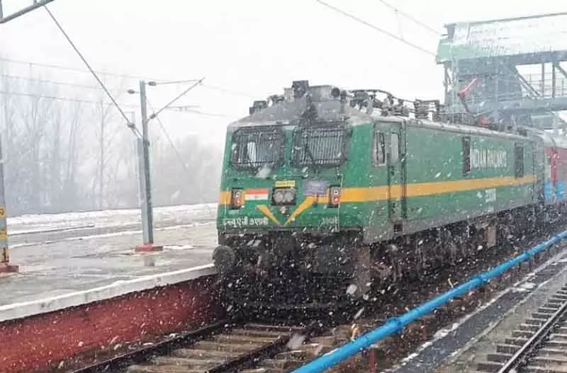 Jammu रेलवे ने कटरा-श्रीनगर ट्रेन में 2 AC कोच जोड़े, टूरिस्ट और फंसे यात्रियों के लिए Jammu रेलवे ने कटरा-श्रीनगर ट्रेन में 2 AC कोच जोड़े, टूरिस्ट और फंसे यात्रियों के लिए