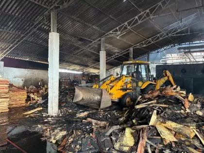 Kerala: कन्नूर में प्लाईवुड मैन्युफैक्चरिंग यूनिट में आग लगी Kerala: कन्नूर में प्लाईवुड मैन्युफैक्चरिंग यूनिट में आग लगी