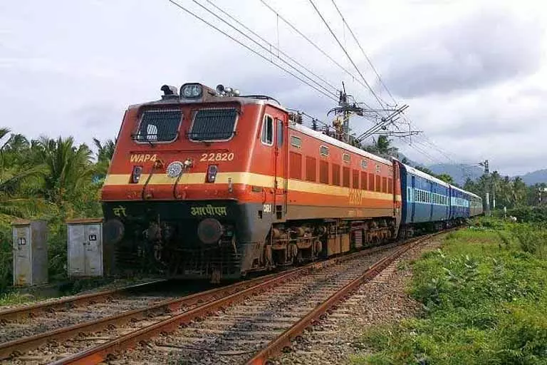 CHENNAI: दक्षिणी रेलवे ने स्पेशल ट्रेनों और एक्सप्रेस सेवाओं में अस्थायी बढ़ोतरी की घोषणा की CHENNAI: दक्षिणी रेलवे ने स्पेशल ट्रेनों और एक्सप्रेस सेवाओं में अस्थायी बढ़ोतरी की घोषणा की