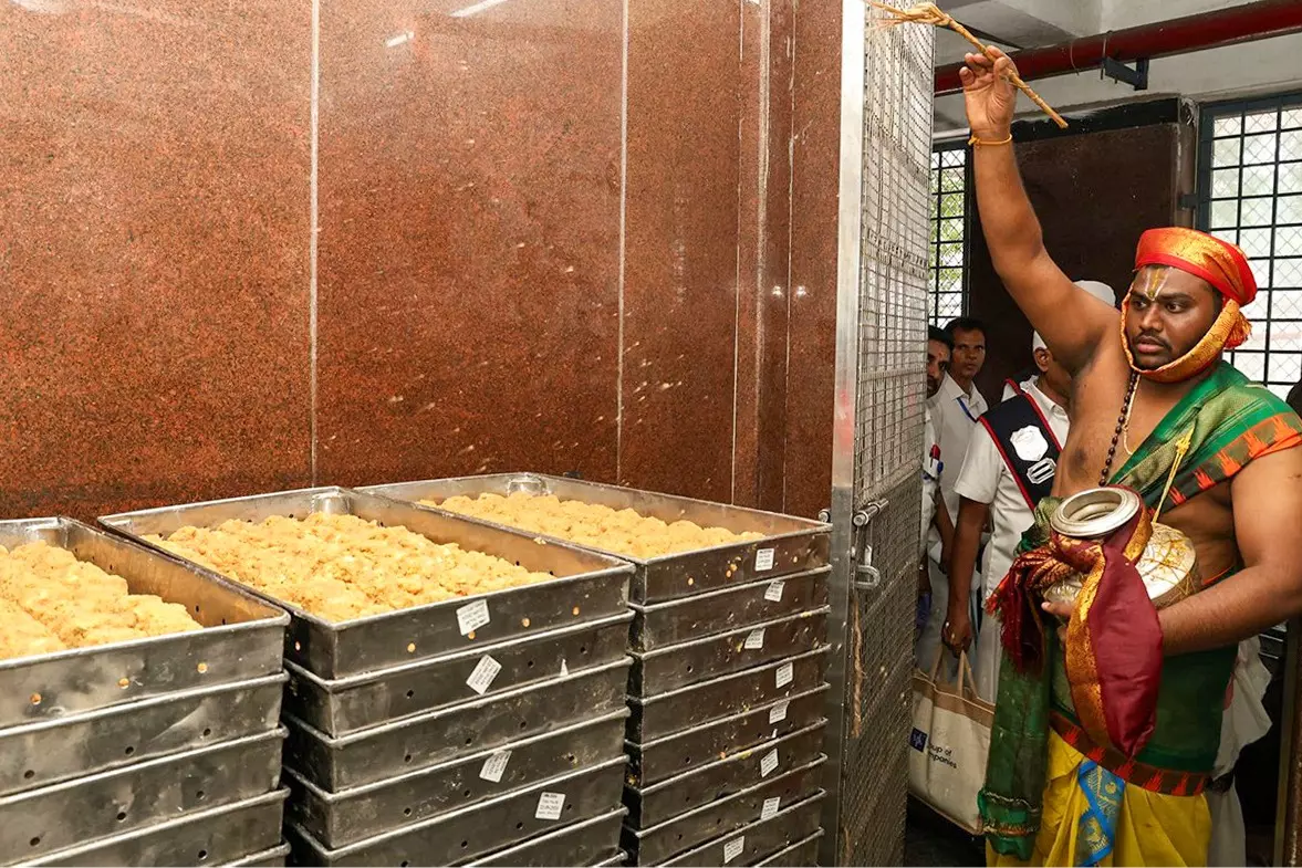 Tirupati लड्डू मामले में चर्बी न मिलने पर YSRCP ने CM नायडू से माफी मांगी Tirupati लड्डू मामले में चर्बी न मिलने पर YSRCP ने CM नायडू से माफी मांगी