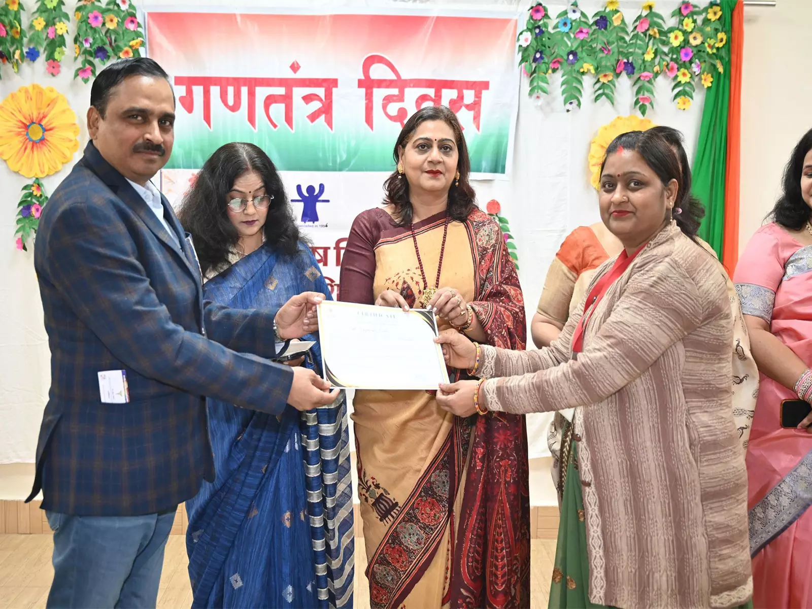 Varanasi में पांच दिवसीय प्रशिक्षण के बाद महिला कल्याण संगठन ने शिक्षकों को प्रमाण पत्र प्रदान किए Varanasi में पांच दिवसीय प्रशिक्षण के बाद महिला कल्याण संगठन ने शिक्षकों को प्रमाण पत्र प्रदान किए