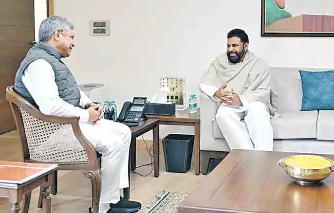 Pawan Kalyan : पीठापुरम रेलवे स्टेशन को मॉडल के रूप में विकसित करें Pawan Kalyan : पीठापुरम रेलवे स्टेशन को मॉडल के रूप में विकसित करें