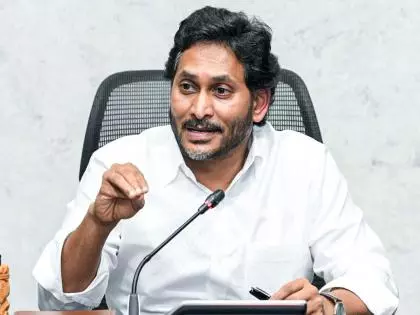 YSRCP प्रमुख जगन मोहन रेड्डी ने आंध्र सरकार पर निशाना साधा YSRCP प्रमुख जगन मोहन रेड्डी ने आंध्र सरकार पर निशाना साधा