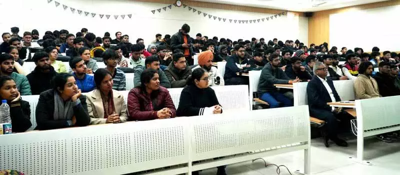 किरण बेदी ने IIIT-Una के छात्रों को संबोधित किया किरण बेदी ने IIIT-Una के छात्रों को संबोधित किया