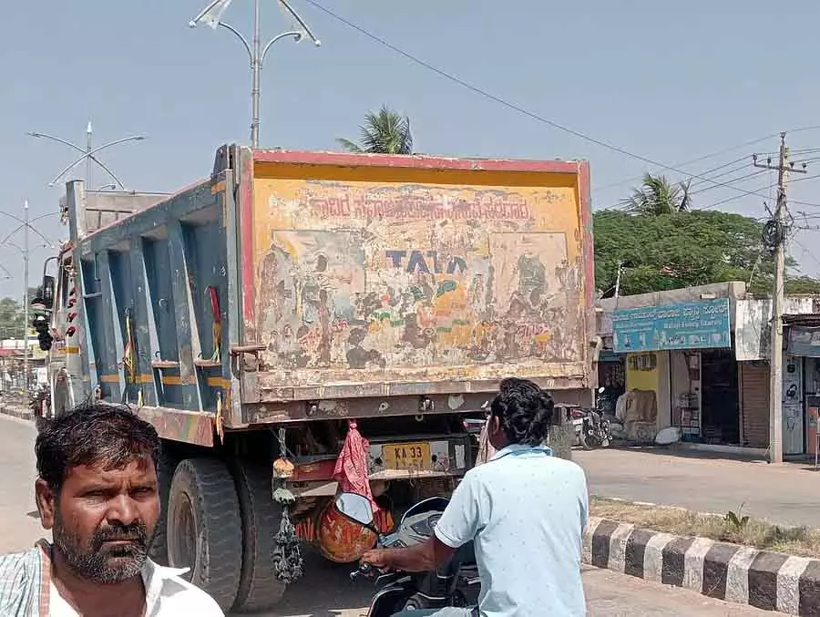Kuknoor : धूल और धुएं से लोग परेशान हैं Kuknoor : धूल और धुएं से लोग परेशान हैं
