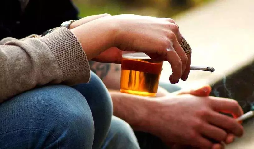 धूम्रपान और शराब पीना, इन दोनों को एक साथ लेना Health के लिए बहुत हानिकारक धूम्रपान और शराब पीना, इन दोनों को एक साथ लेना Health के लिए बहुत हानिकारक