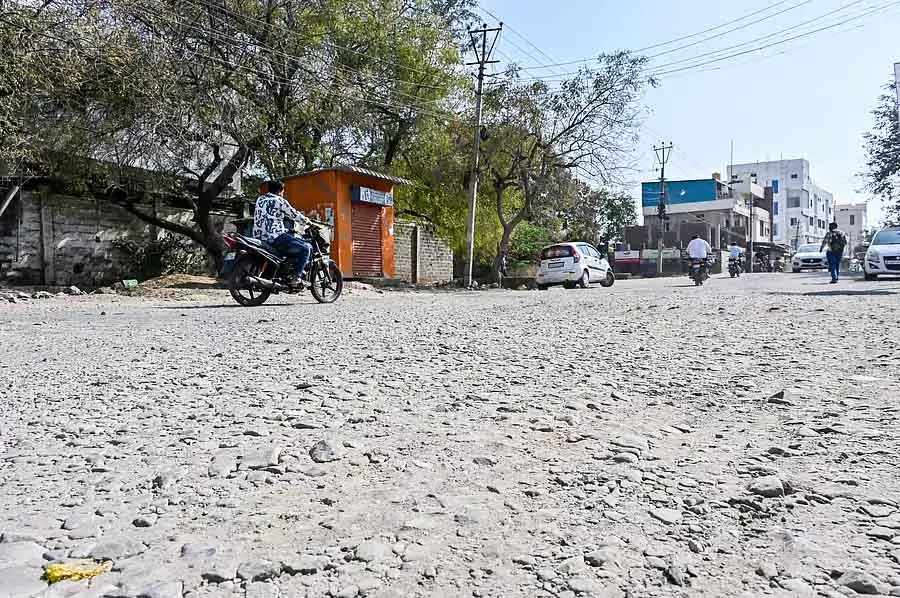 डामर गायब हो गया है; सिर्फ गड्ढे और धूल ही दिख रही है डामर गायब हो गया है; सिर्फ गड्ढे और धूल ही दिख रही है