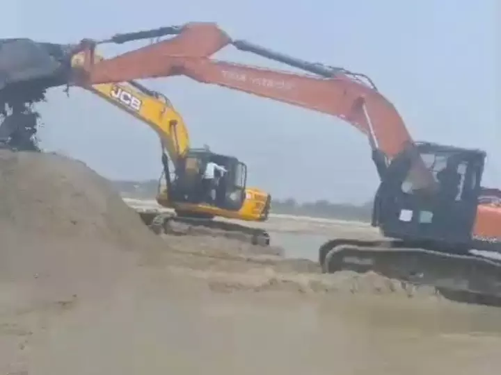 Mirzapur: खनन माफिया की अवैध गतिविधियां जारी Mirzapur: खनन माफिया की अवैध गतिविधियां जारी