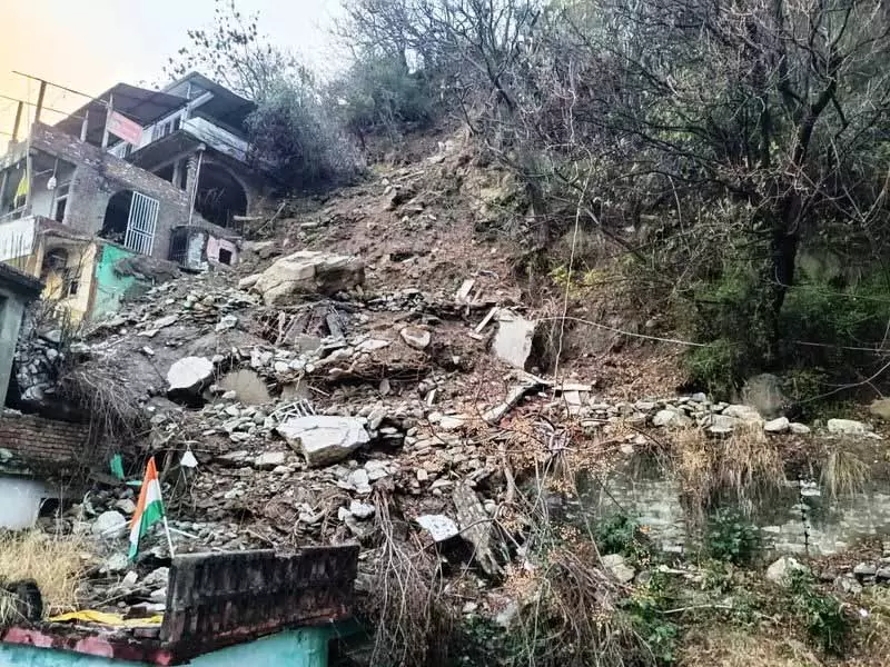 भूस्खलन का मलबा Kullu के इनर अखारा बाज़ार में 1,000 लोगों की जान के लिए खतरा बना हुआ भूस्खलन का मलबा Kullu के इनर अखारा बाज़ार में 1,000 लोगों की जान के लिए खतरा बना हुआ