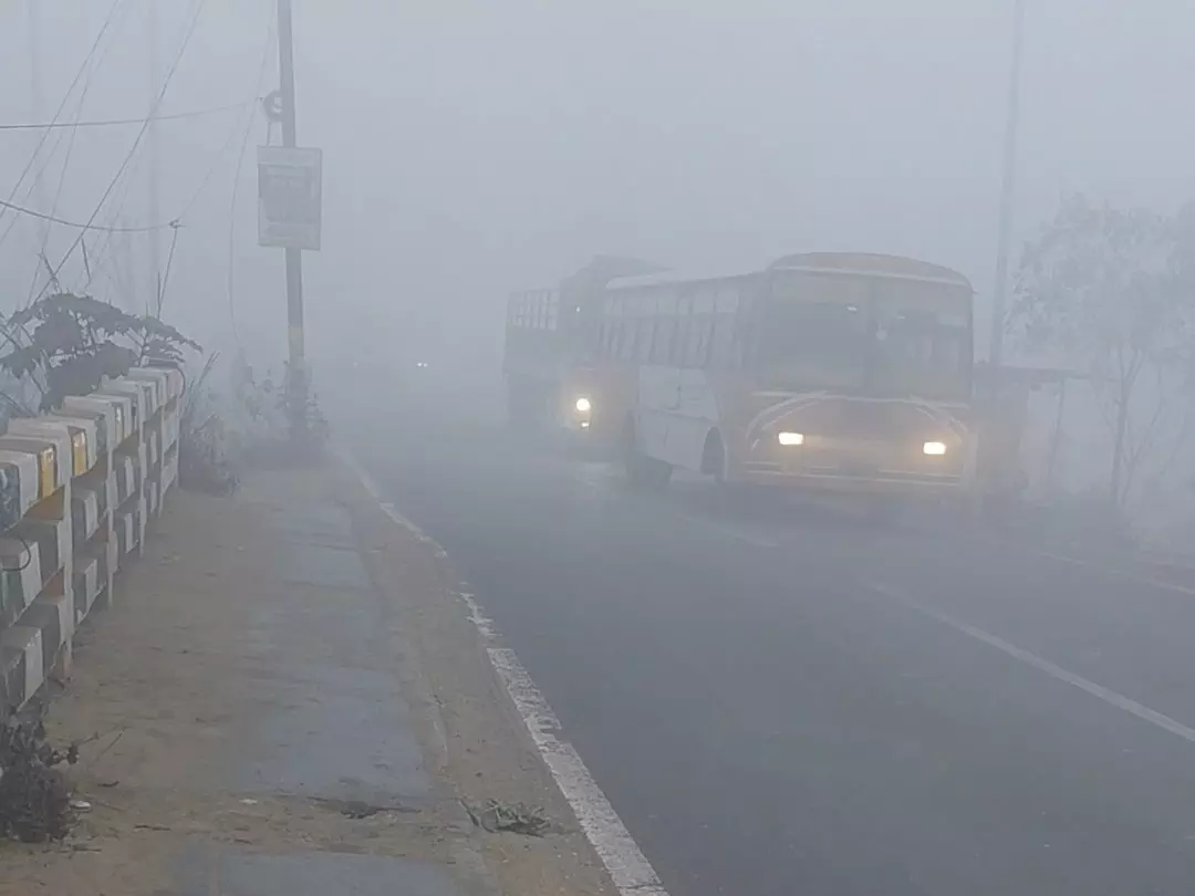 Farrukhabad: मौसम की मार, विजिबिलिटी कम होने से परेशानी Farrukhabad: मौसम की मार, विजिबिलिटी कम होने से परेशानी