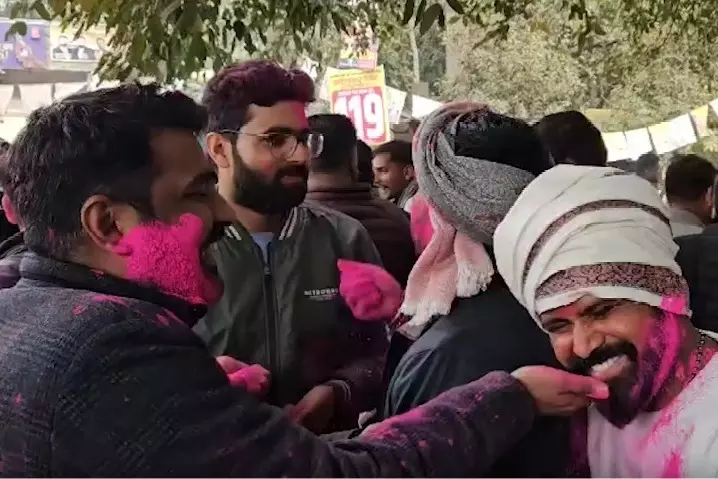 SC द्वारा नए UGC इक्विटी नियमों पर रोक लगाने पर लोग, छात्र जश्न मना रहे SC द्वारा नए UGC इक्विटी नियमों पर रोक लगाने पर लोग, छात्र जश्न मना रहे