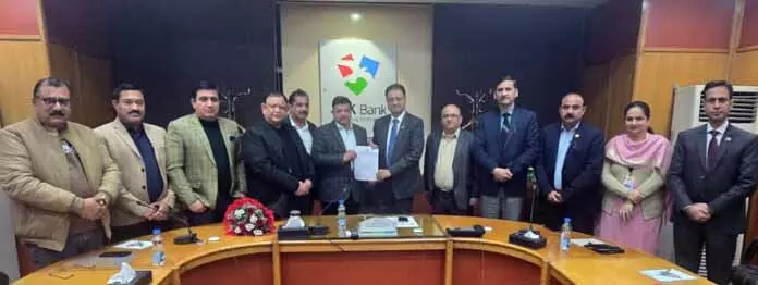 CCI जम्मू ने J&K बैंक के MD के सामने ऊंची ब्याज दरों और सर्विस से जुड़ी समस्याओं का मुद्दा उठाया CCI जम्मू ने J&K बैंक के MD के सामने ऊंची ब्याज दरों और सर्विस से जुड़ी समस्याओं का मुद्दा उठाया