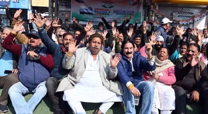 कांग्रेस ने MNREGA और राज्य के दर्जे की मांग को लेकर विरोध प्रदर्शन किया कांग्रेस ने MNREGA और राज्य के दर्जे की मांग को लेकर विरोध प्रदर्शन किया