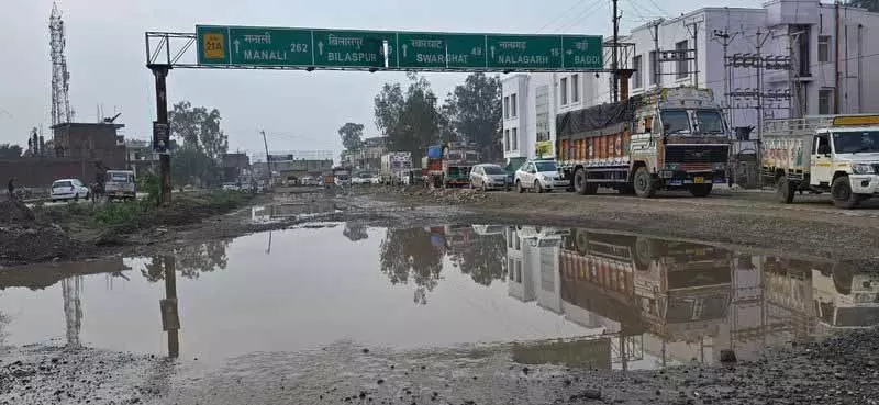 बारिश के बाद Baddi-Nalagarh सड़क टूटी, ट्रैफिक जाम की समस्या फिर शुरू बारिश के बाद Baddi-Nalagarh सड़क टूटी, ट्रैफिक जाम की समस्या फिर शुरू