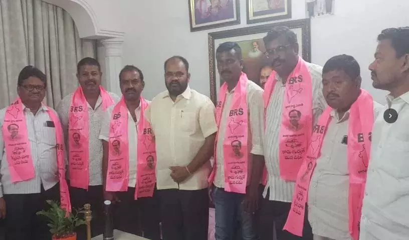 कांचरला भूपाल रेड्डी की उपस्थिति में BRS में शामिल हुए कांचरला भूपाल रेड्डी की उपस्थिति में BRS में शामिल हुए
