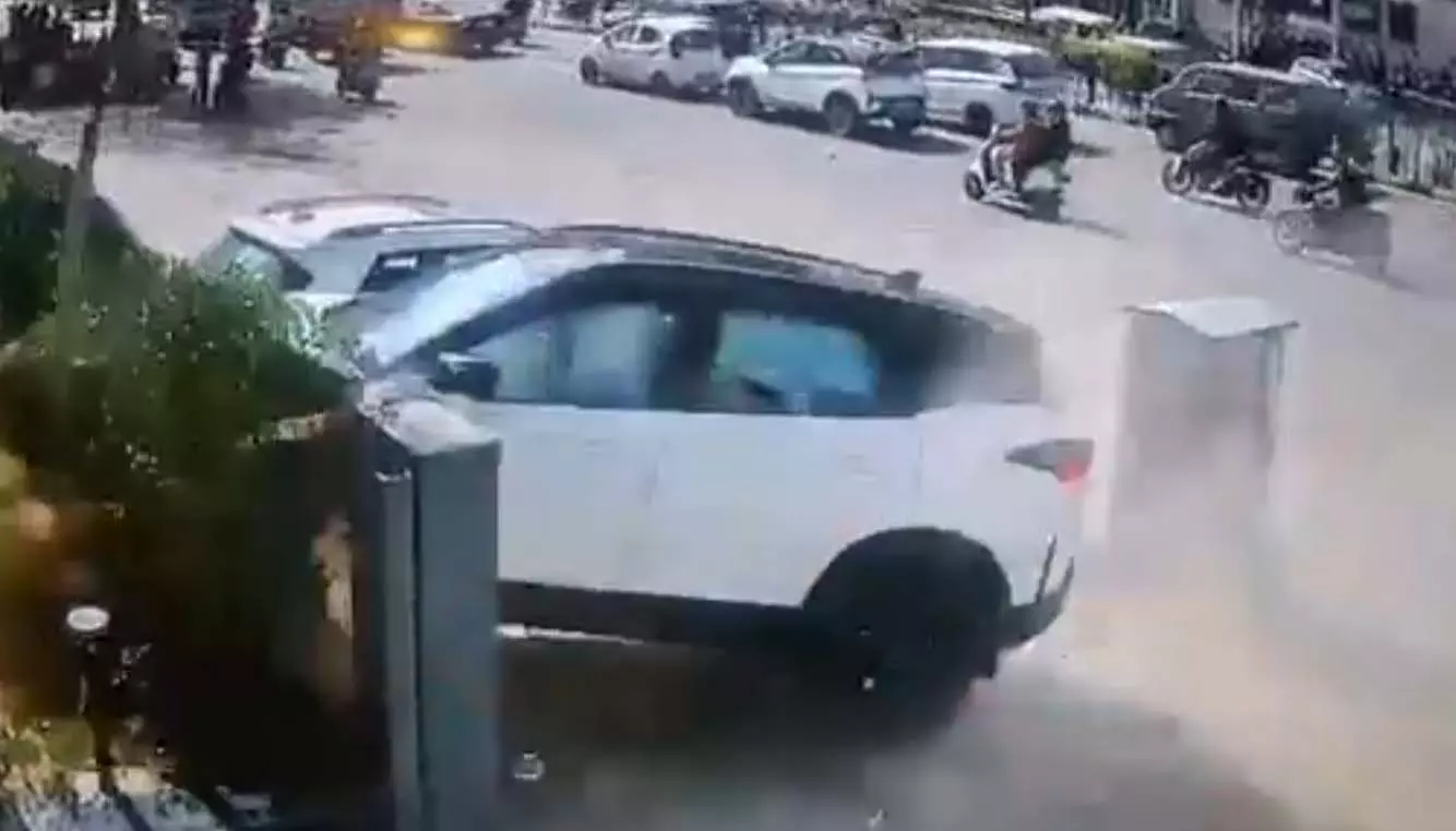 OMG LIVE वीडियो: मॉल की दीवार में जा घुसी अनियंत्रित SUV, चपेट में आईं 5 गाड़ियां भी OMG LIVE वीडियो: मॉल की दीवार में जा घुसी अनियंत्रित SUV, चपेट में आईं 5 गाड़ियां भी
