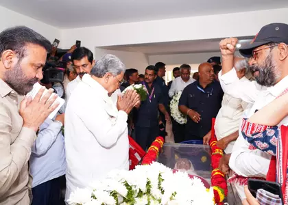 Karnataka CM और विपक्षी नेताओं ने उनके योगदान को याद किया Karnataka CM और विपक्षी नेताओं ने उनके योगदान को याद किया