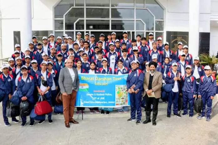 JAMMU: भारत दर्शन टूर, छात्रों के छठे बैच को हरी झंडी दिखाकर रवाना किया गया JAMMU: भारत दर्शन टूर, छात्रों के छठे बैच को हरी झंडी दिखाकर रवाना किया गया