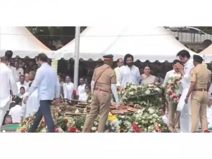 Riteish देशमुख अजीत पवार के अंतिम संस्कार में शामिल हुए Riteish देशमुख अजीत पवार के अंतिम संस्कार में शामिल हुए