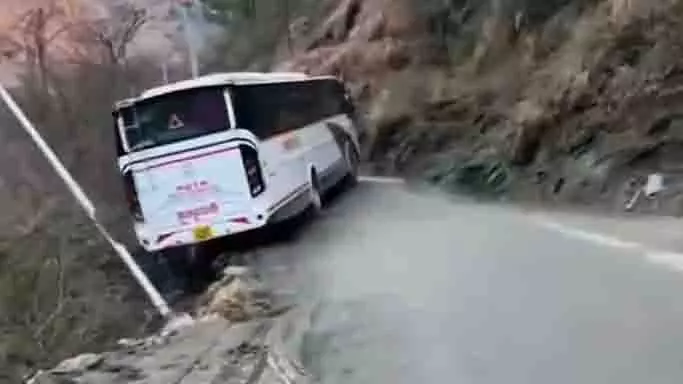 Kullu में पार्वती नदी के पास बस फिसलने से पर्यटकों की जान बाल-बाल बची Kullu में पार्वती नदी के पास बस फिसलने से पर्यटकों की जान बाल-बाल बची