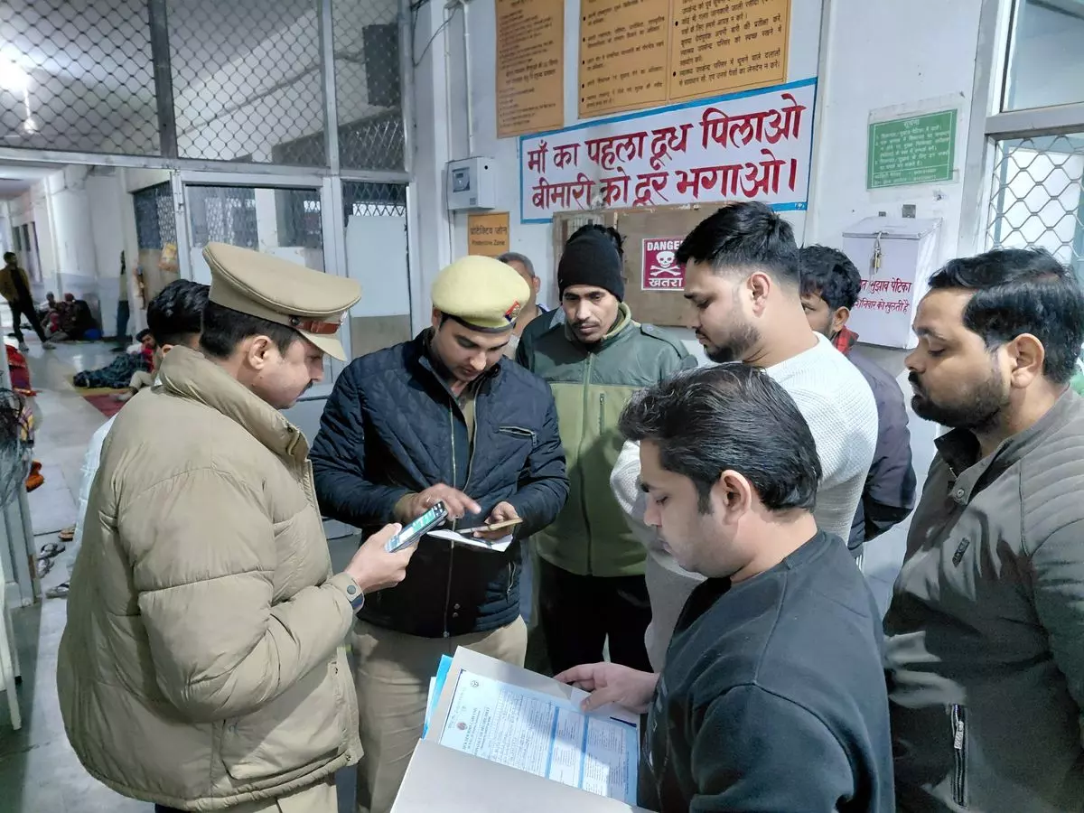 Farrukhabad: तीमारदार और स्टाफ नर्स में विवाद, अस्पताल में हड़कंप Farrukhabad: तीमारदार और स्टाफ नर्स में विवाद, अस्पताल में हड़कंप