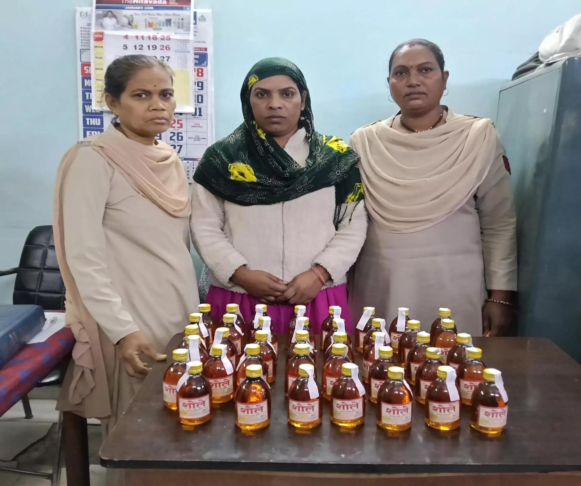 रायपुर वेस्ट जोन में अवैध शराब बेचते महिला गिरफ्तार रायपुर वेस्ट जोन में अवैध शराब बेचते महिला गिरफ्तार