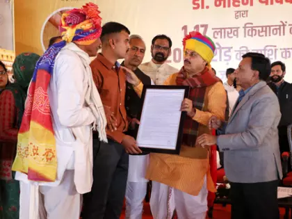 मध्य प्रदेश के CM यादव ने शहीद के बेटे को पुलिस भर्ती का नियुक्ति पत्र सौंपा मध्य प्रदेश के CM यादव ने शहीद के बेटे को पुलिस भर्ती का नियुक्ति पत्र सौंपा