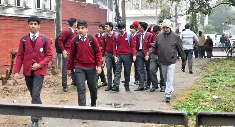 Chandigarh के 30 स्कूलों को बम की धमकी मिली, स्कूलों को खाली कराया गया Chandigarh के 30 स्कूलों को बम की धमकी मिली, स्कूलों को खाली कराया गया